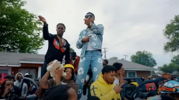 Denim Tears Light Wash Blue Cotton Wreath Jeans usados por Rob49 en Bet I Whip It (Official Video) de YTB Fatt