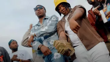 Denim Tears Light Wash Blue Wreath Denim Jacket usada por Rob49 en YTB Fatt ft Rob 49- Bet I Whip It (Video Oficial)