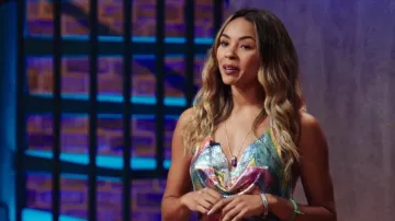 Dolls Kill Kiss the Flame Crop Top usado por Angel Craig como se ve en The Prank Panel (S01E03)
