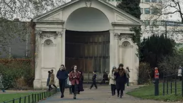 L’alcôve de la reine Anne à Kensington Gardens vue dans la série télévisée Secret Invasion (saison 1, épisode 1)
