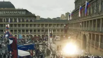 The Piece Hall à Halifax dans le rôle de Vossoyedineniye Square vu dans les lieux de tournage de la série télévisée Secret Invasion (saison 1, épisode 1)