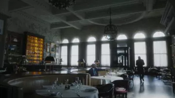Berners Tavern in Fitzrovia in London where Nick Fury (Samuel L. Jackson) meets with United States Air Force Colonel James 'Rhodey' Rhodes (Don Cheadle) in Secret Invasion (S01E02)
