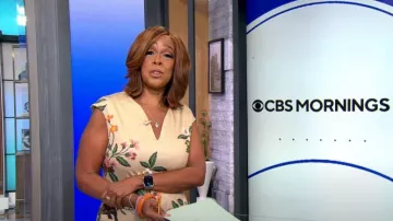 New York & Company V Neck Short Sleeve Floral Dress usado por Gayle King como se ve en CBS Mornings el 14 de julio de 2023