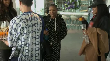 Louis Vuitton Monogram Sweat à capuche porté par Kandi Burruss vu dans The Real Housewives of Atlanta (S15E10)