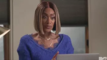 Sergio Hudson Purple Shoulder Pad Rib Collar Sweater Midi Vestido usado por Tami Roman como se ve en Caught in the Act: Unfaithful (S02E01)