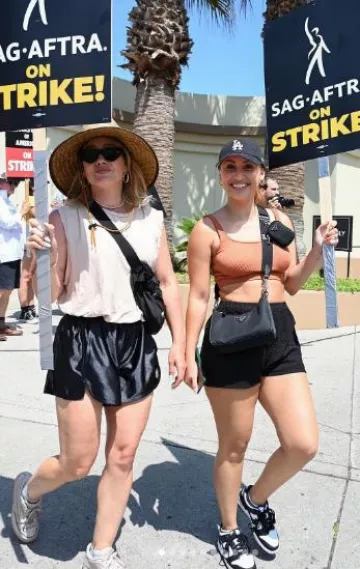 Adidas by Stella McCartney Bum Bag usado por Hilary Duff en Sag-Aftra Strike el 17 de julio de 2023