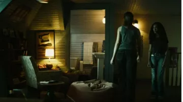 True Religion Carrie Flare Jeans usados por Isabella LaRue (Lexi Underwood) como se ve en Cruel Summer (S02E08)