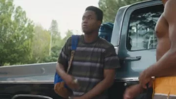 Billabong Die Cut Crew Neck T-Shirt usada por Eric (Jeremy Monn-Djasgnar) como se ve en Cruel Summer (S02E08)