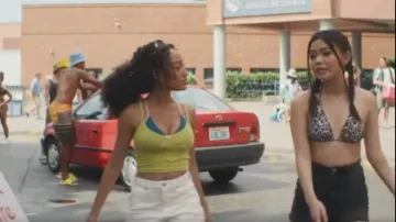 American Eagle AE Stretch Denim '90s Boyfriend Short usado por Parker (Lisa Yamada) como se ve en Cruel Summer (S02E08)