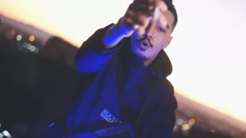 Chaqueta Napapijri rainforest winter 3 en negro usada por ALI D en su video musical ZLATAN