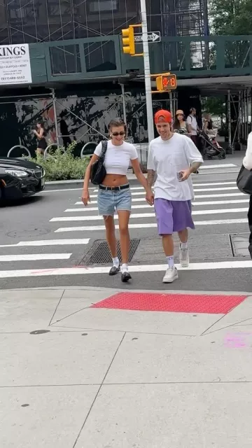 Ceinture en cuir Khaite Bambi portée par Hailey Baldwin à New York le 19 juillet 2023