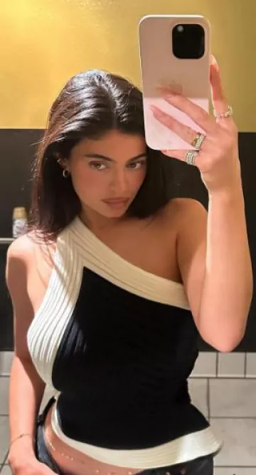 Issey Miyake Ficial Square Scheme 1 Top porté par Kylie Jenner sur son Instagram le 19 juillet 2023