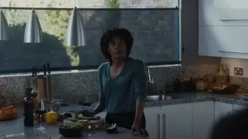 Joseph Fine Merinos V Neck Jumper en acier bleu porté par Priscilla (Charlayne Woodard) comme vu dans Secret Invasion (S01E04)