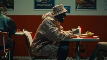 Veste Anorak Valentino Garavani Beige & Allover Red VLogo portée par Stormzy dans le clip de THE WEEKEND avec RAYE