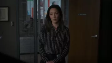 Camisa de seda estampada de Nili Lotan Gaia usada por la Dra. Audrey Lim (Christina Chang) como se ve en The Good Doctor (S06E21)