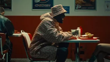 Valentino Garavani Beige & Allover Red Logo Bucket Hat porté par Stormzy dans le clip de THE WEEKEND avec RAYE