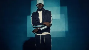 Pantalon de survêtement Loewe Navy & Light Blue Stripe porté par Stormzy dans le clip de THE WEEKEND avec RAYE