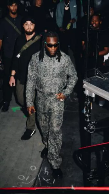 Ceinture Louis Vuitton Black Monogram & Matte Black LV Initiales portée par Burna Boy sur son compte Instagram @burnaboygram