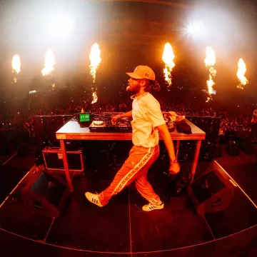 Casablanca Red Laurel Stripe Trackpants usados por Metro Boomin en su cuenta de Instagram @metroboomin