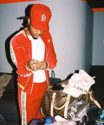 Chaqueta de rayas de laurel rojo Casablanca usada por Metro Boomin en su cuenta de Instagram @metroboomin