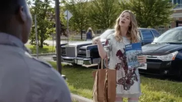 El bolso con flecos de Sara Battaglia usado por Alexis Rose (Annie Murphy) en la serie Schitt's Creek
