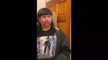 Camiseta Dumbgood Half Baked usada por Oliver Tree en sus Goodbye Goatee Reels en Instagram