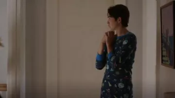 The Company Store Organic Cotton Space Pajama Set usado por Steven (Sean Kaufman) como se ve en The Summer I Turned Pretty (S02E04)