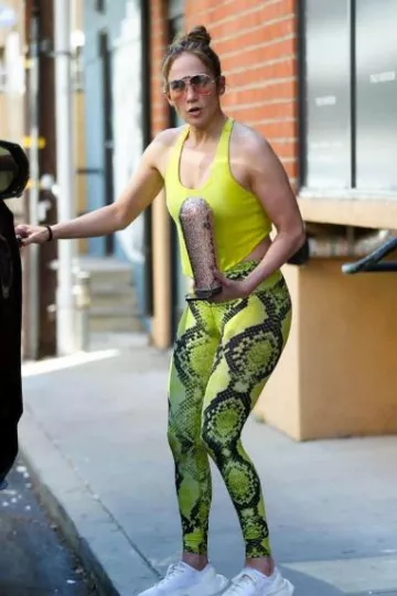 Naked Wolfe Sprint White Sneakers usadas por Jennifer Lopez en Los Ángeles el 19 de julio de 2023