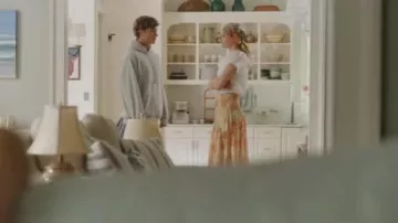 Vince Garden Smocked Skirt usada por Susannah (Rachel Blanchard) como se ve en The Summer I Turned Pretty (S02E04)