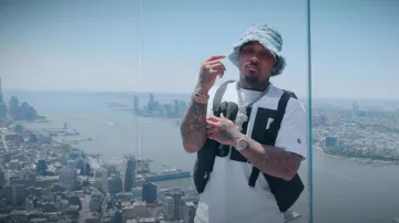 Who Decides War Blue Denim Crown Of Thorns Bucket Hat usado por Doe Boy en Ran Into A Thug (Video Musical)