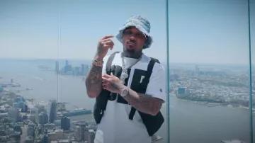 Who Decides War Black Tablet Harness usado por Doe Boy en Ran Into A Thug (Video Musical)