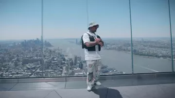 Who Decides War White Satin & Pink Ripped Magnify Jeans usados por Doe Boy en Ran Into A Thug (Video musical)