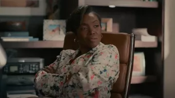 Cinq un top Sept Rou usado por Helen Decatur (Heather Headley) como se ve en Sweet Magnolias (S03E01)