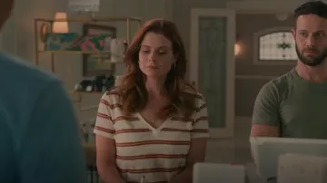 Madewell Whisper V-Neck Stripe Print T-Shirt in Warm Nutmeg usada por Maddie Townsend (JoAnna Garcia) como se ve en Sweet Magnolias (S03E01)