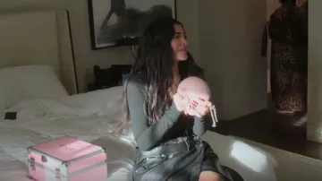 Anillo anudado de Raf Simons usado por Kylie Jenner como se ve en The Kardashians (S03E09)