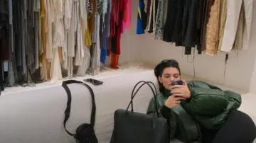 Loewe Lambskin Powed Bomber Jacket porté par Kendall Jenner comme on le voit dans The Kardashians (S03E09)