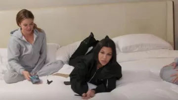 Skims Cotton Fleece Jogger Skims usados por Khloé Kardashian como se ve en The Kardashians (S03E09)