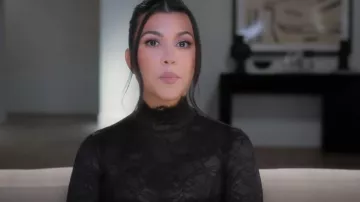 Robe à col roulé en dentelle portée par Kourtney Kardashian vue dans The Kardashians (S03E09)