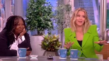 Sergio Hudson Pantalones de bengala de crepé de lana de cintura alta usados por Sara Haines como se ve en The View el 20 de julio de 2023
