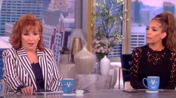 L’Agence Brooke Cropped Blazer à double poitrine porté par Joy Behar vu dans The View le 20 juillet 2023