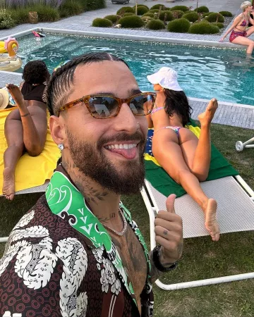 Chemise Valentino Brown Floral Silk portée par Maluma sur son compte Instagram @maluma