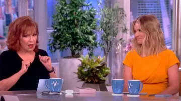 Vestido de crepé texturizado con textura Lela Rose usado por Sara Haines como se ve en The View el 21 de julio de 2023
