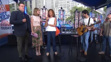 Stella McCartney Sandalia deslizante de malla de cristal usada por Savannah Guthrie como se ve en Today el 21 de julio de 2023