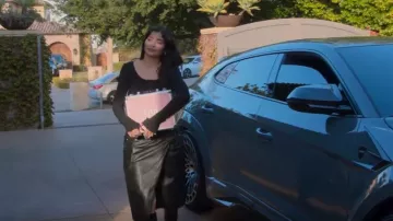 Martine Rose Falda de cuero usada por Kylie Jenner como se ve en The Kardashians (S03E09)