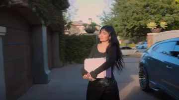 La bague de chat grenouille avec des yeux de diamant portée par Kylie Jenner vue dans The Kardashians (S03E09)