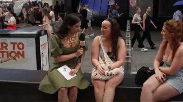 Staud Laelia Vestido usado por Donna Farizan como se ve en Today with Hoda & Jenna el 21 de julio de 2023