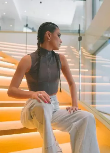 Social Tourist Full-Zip Collared Tank In Dark Gray usado por Dixie D'Amelio en su Instagram el 21 de julio de 2023