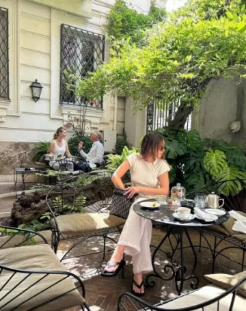 Pantalon en lin Reformation Olina porté par Alycia Debnam-Carey sur son Instagram le 19 juillet 2023