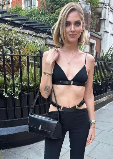 Bolso bandolera de cuero Ferragamo usado por Chiara Ferragni en su Instagram el 17 de julio de 2023