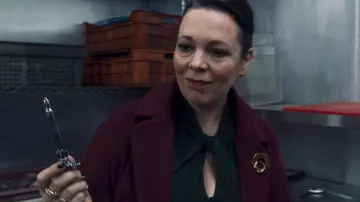 Broche portée par l’agent spécial Sonya Falsworth (Olivia Colman) comme on le voit dans Secret Invasion (saison 1)